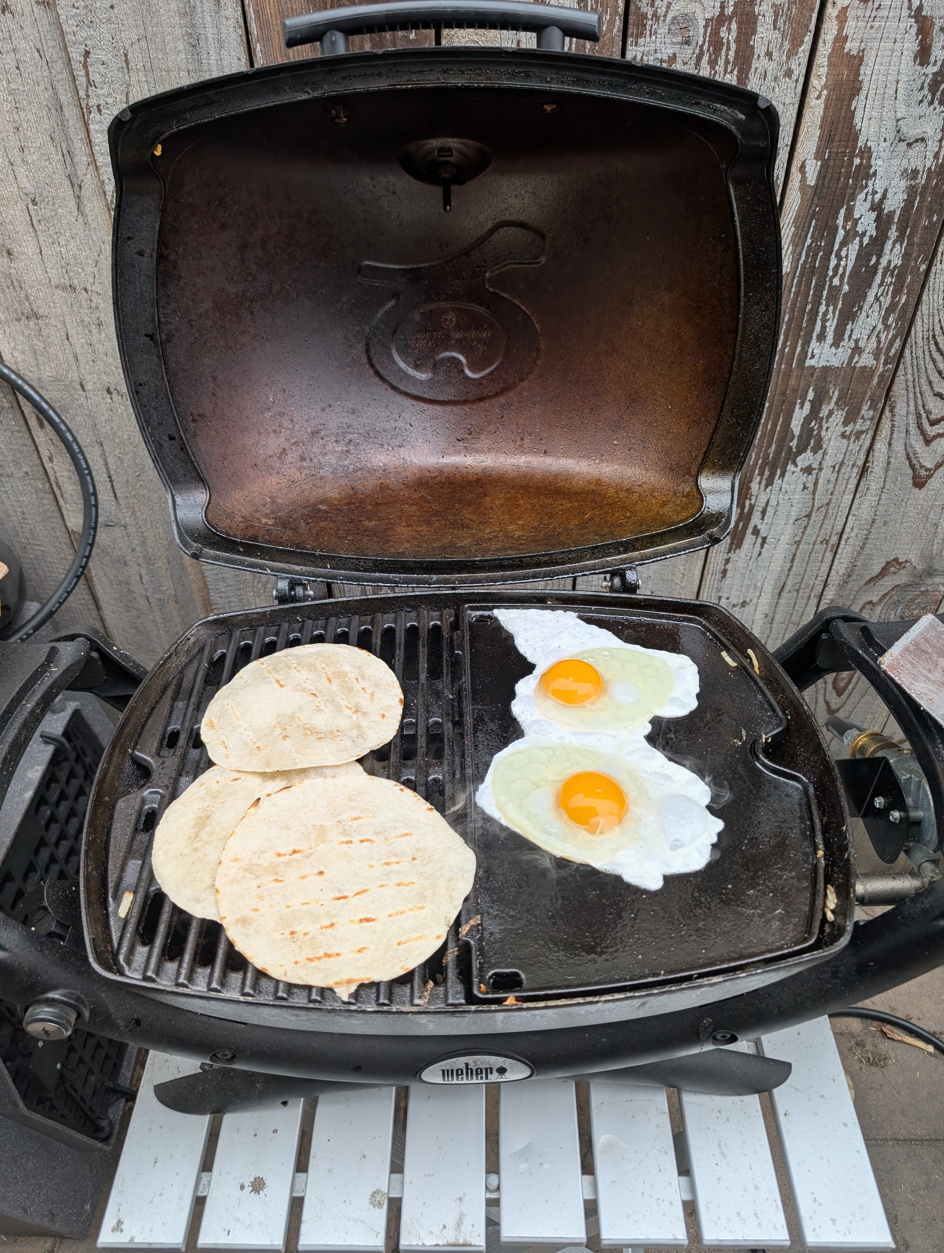 Weber Q cooking breakfast